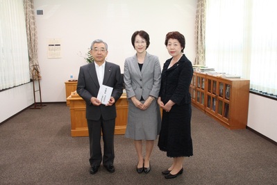 中央が渡部浜田教会長、右が永瀬松江教会長