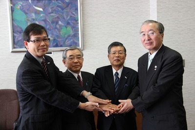 右から2番目が伊藤代表取締役会長