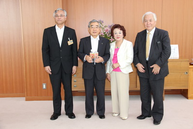 戸津川明克会長（右）と戸津川隆子社長（右から2番目）