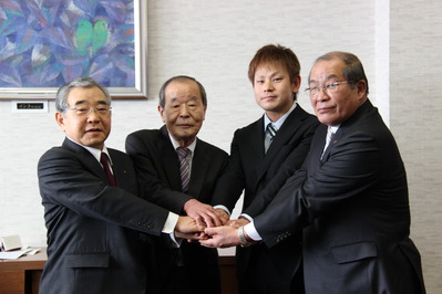 佐藤信義代表取締役（左から２人目）