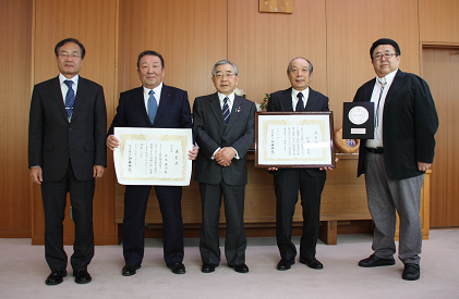 表彰を受けた松本年正さん（左から二人目）と赤名健司さん（右から二人目）