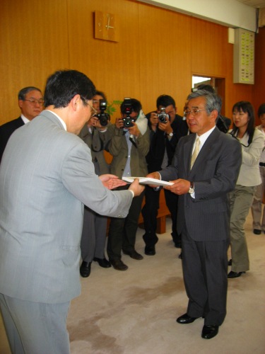 竹島問題研究会が知事に最終報告書を提出