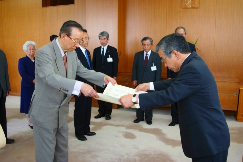 溝口知事が澄田信義前知事を日赤功労者表彰しました。