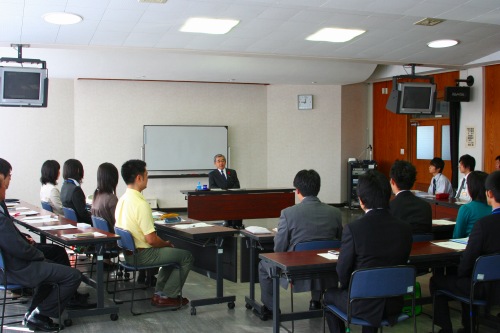 県新規採用職員研修において講話を行いました。