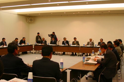 雇用対策推進会議が開催され、「島根県総合雇用対策の方針」案を協議しました。