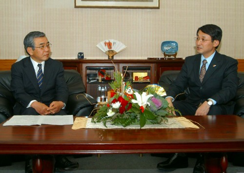 平井伸治鳥取県知事と対談を行い、両県の職員間で交流を行うことで合意しました。