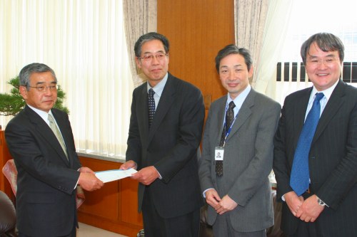島根県情報産業協会が知事に「情報産業の振興に関する要望書」を提出されました。