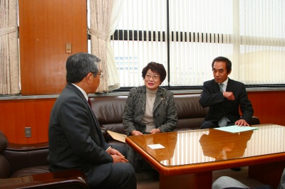 島根県理容生活衛生同業組合並びに島根県美容業生活衛生同業組合が知事に要望を行われました。