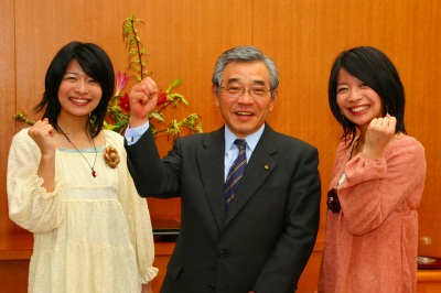 ＮＨＫ朝の連続ドラマ「だんだん」のヒロイン役のマナカナ（三倉茉奈さん、三倉佳奈さん）が知事を表敬されました。