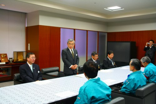 「島根県原子力本部」を知事が視察する様子その1