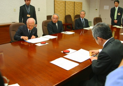 島根県と島根県立大学が「中山間地域研究連携する」協定に調印の様子その1
