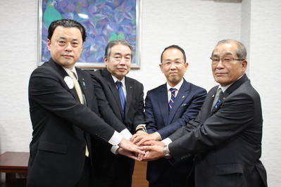中林一良代表取締役（右から２人目）、川上陽右代表取締役（左から２人目）