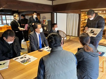 ゲストハウスmikke（ミッケ）にて阿須那地区での空き家改修の取組について説明を受ける知事