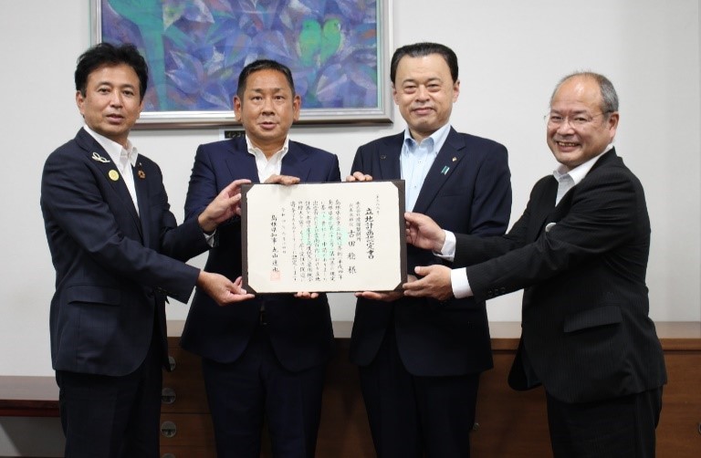 株式会社渡部製鋼所古田稔代表取締役（左から二人目）