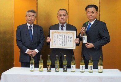 隠岐酒造株式会社の長谷川代表取締役社長（中央）、小島杜氏（左）と