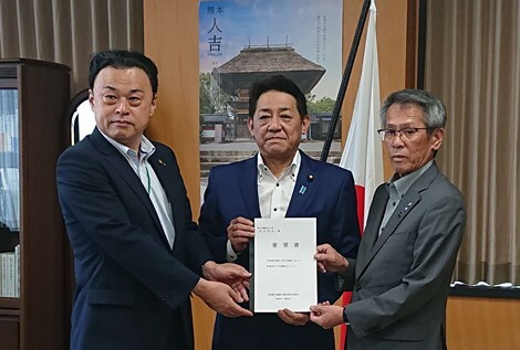 松村領土問題担当大臣（中央）と竹島領土権確立隠岐期成同盟会会長の池田隠岐の島町長（右）