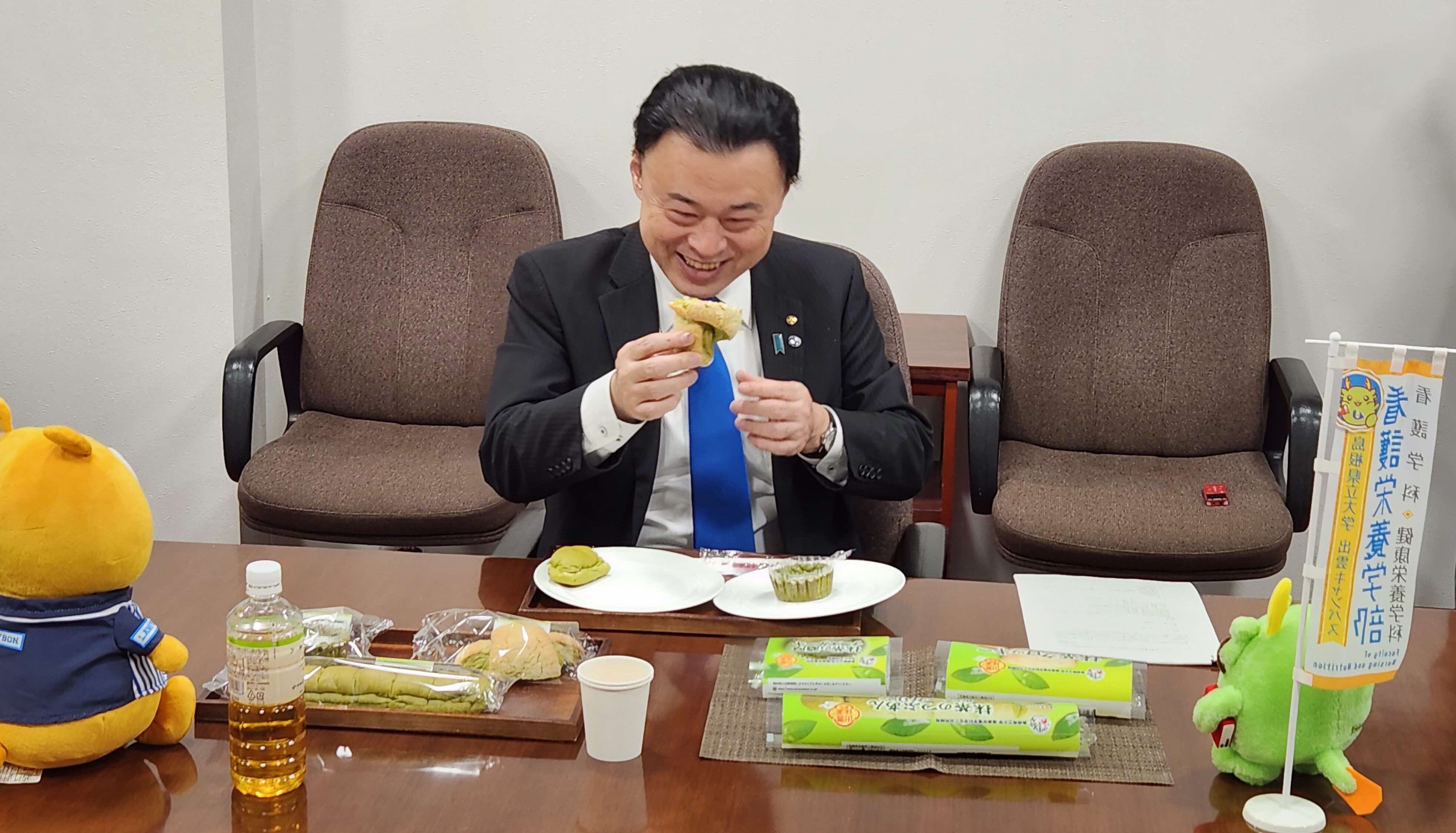 試食をする知事