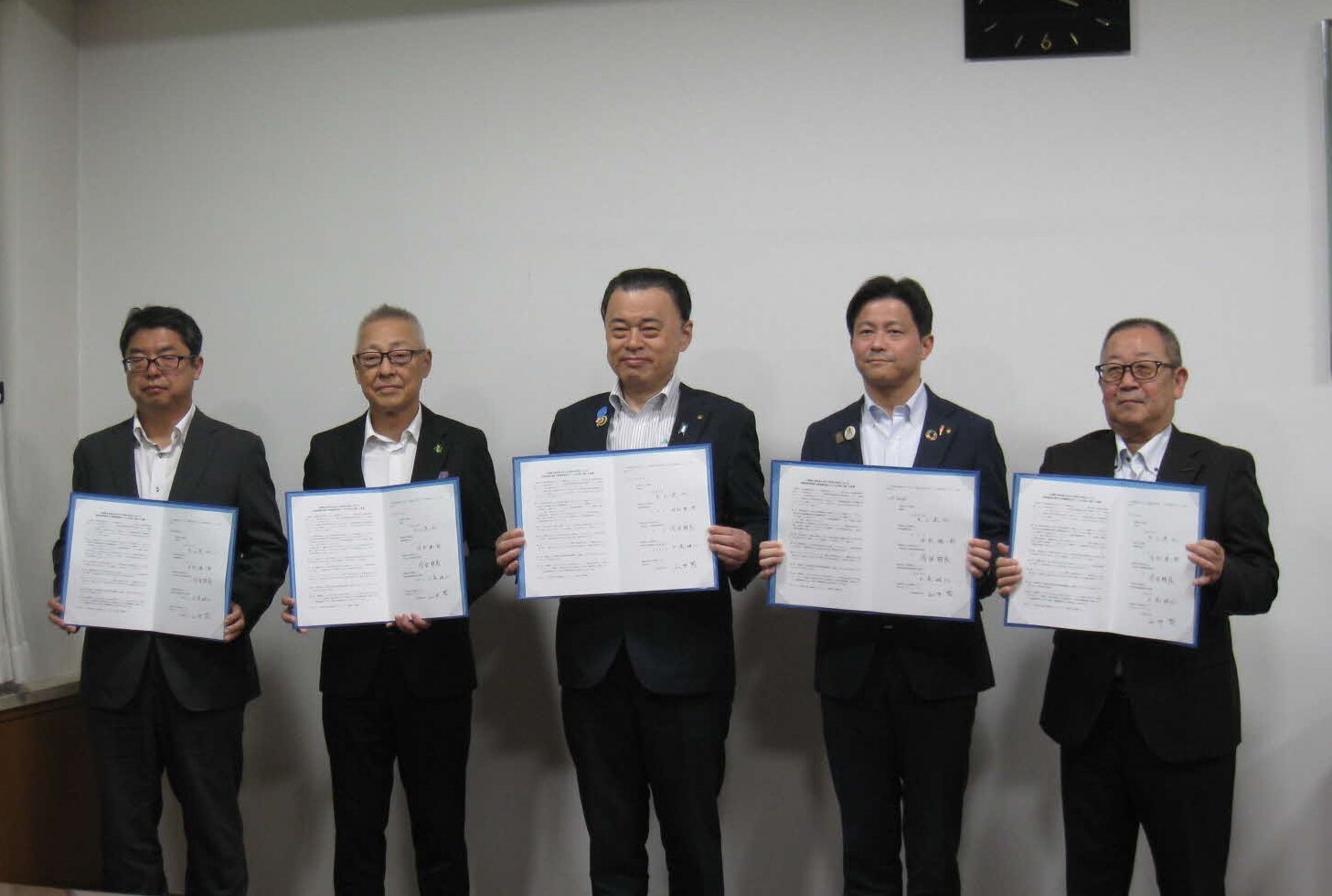 覚書締結式後の記念撮影