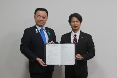 協定締結後の記念撮影