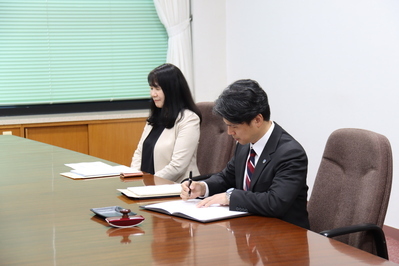 協定書への署名のようす②