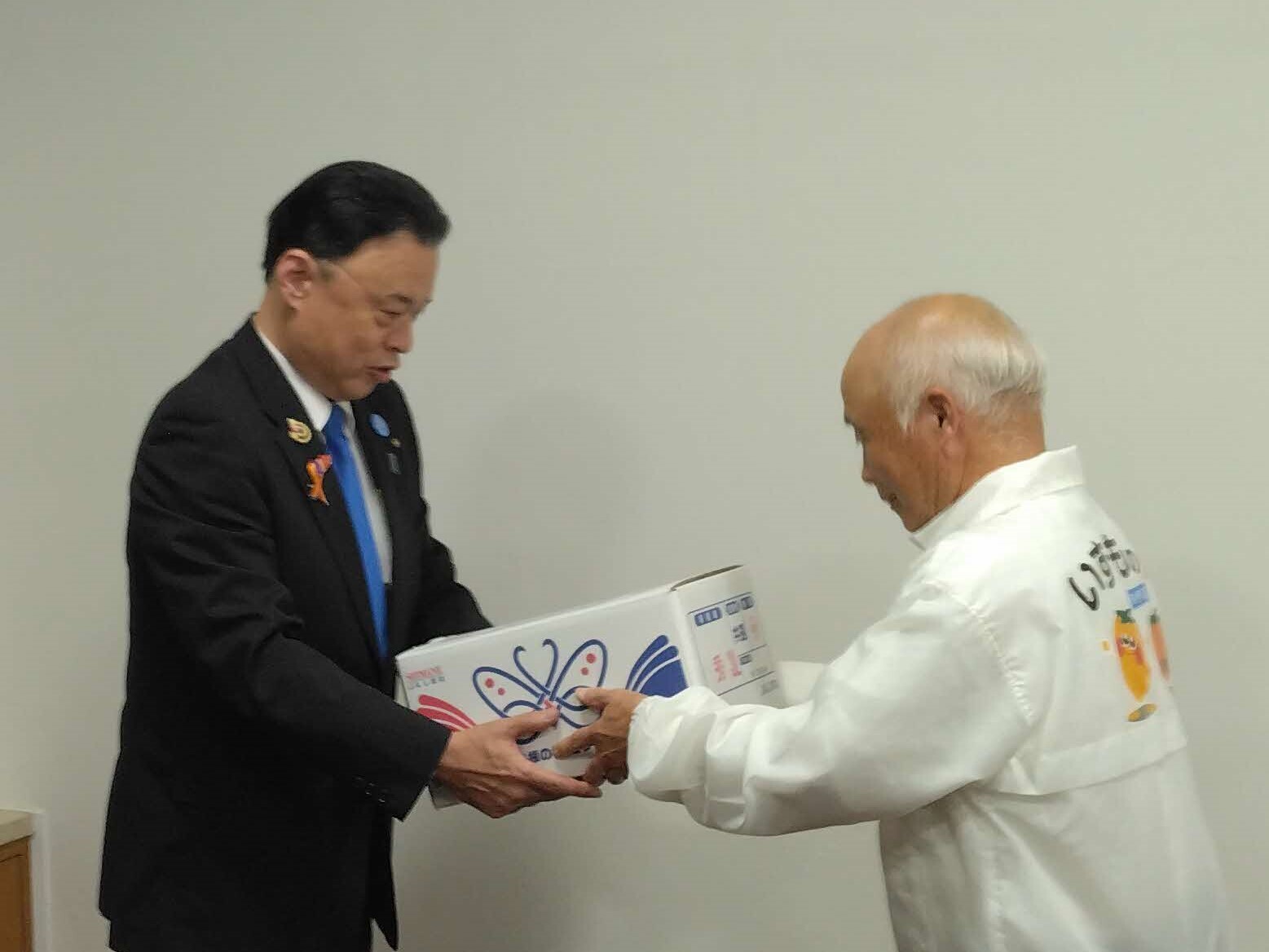 西条柿「こづち」を贈呈