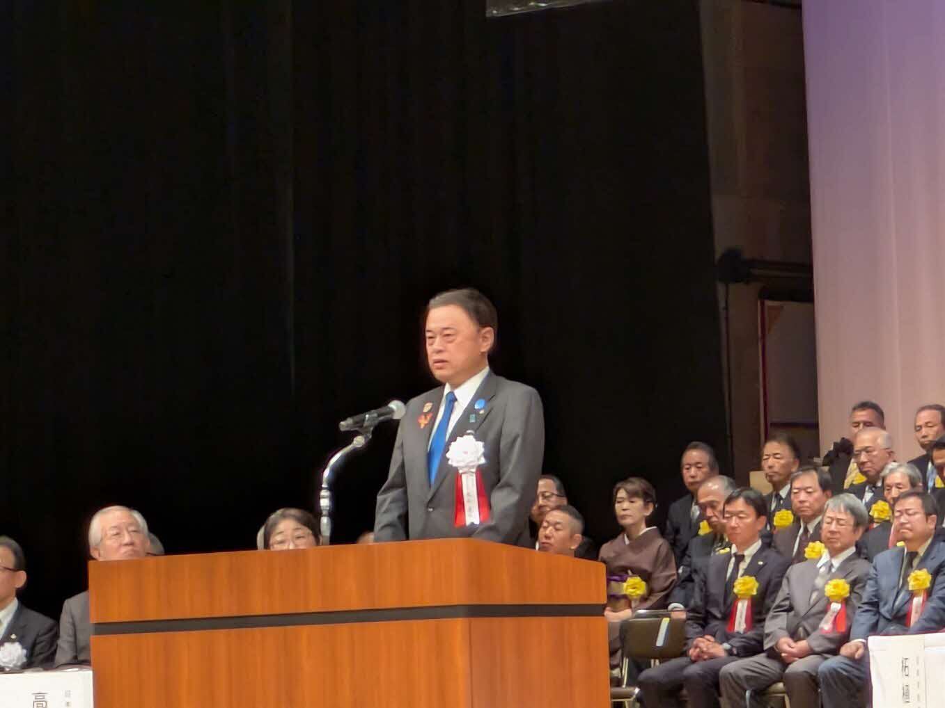 あいさつをする知事