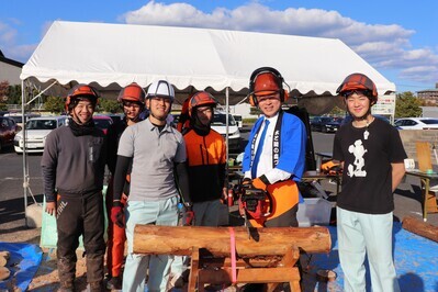 丸太切り体験のようす