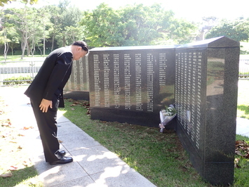「平和の礎」での献花
