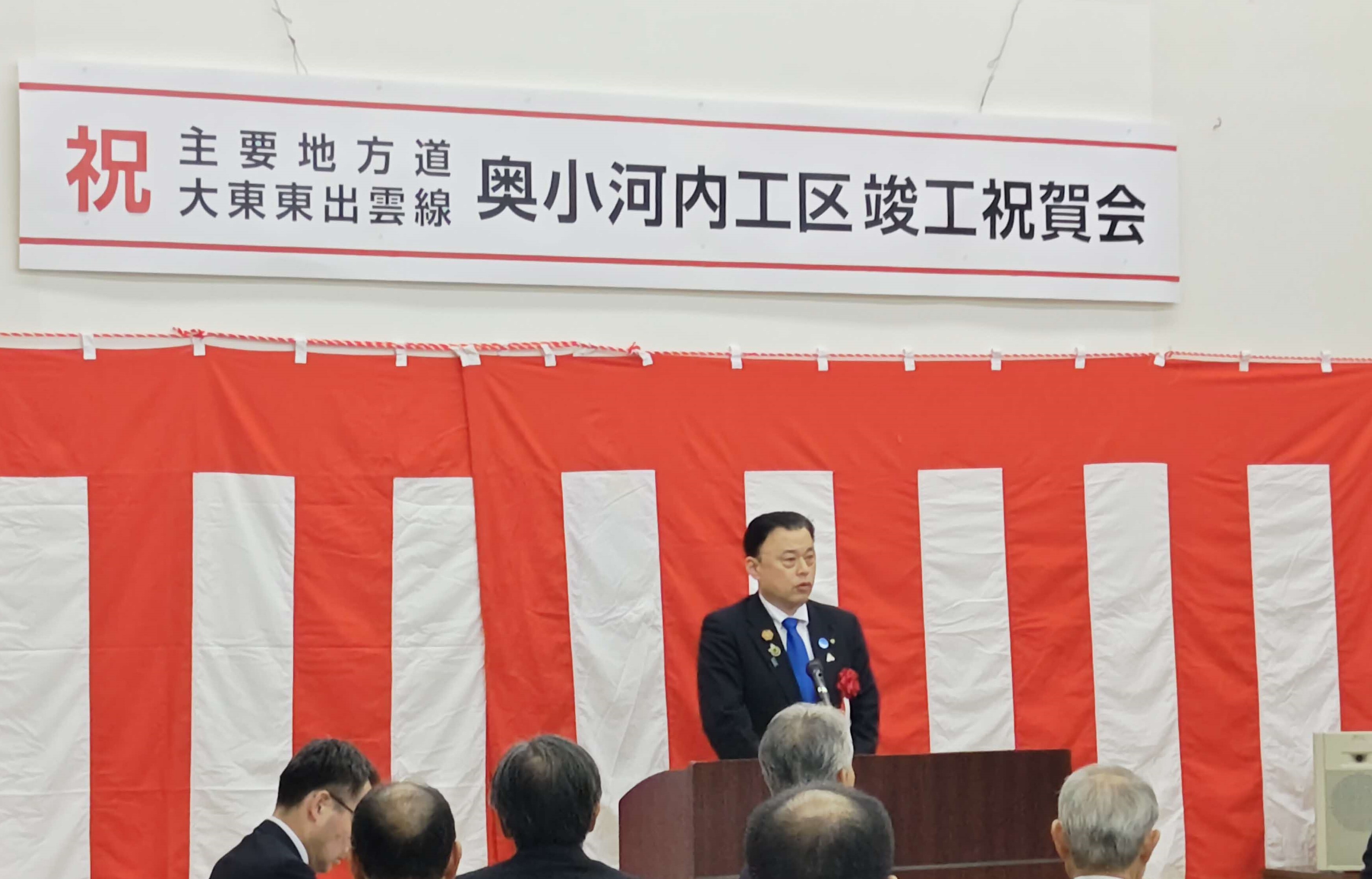 あいさつをする知事