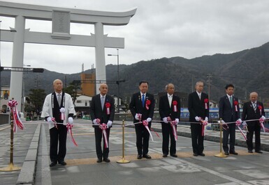 テープカットのようす