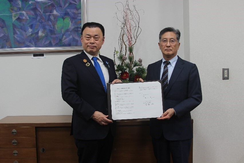 協定書締結の記念撮影