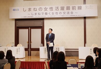 あいさつをする知事