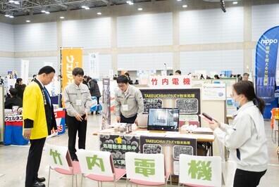 企業１６０社のブースと、島根の魅力発信をする学生ブースを訪問①