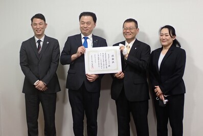 感謝状贈呈後の記念撮影