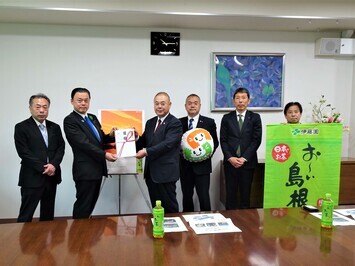 目録贈呈後の記念撮影