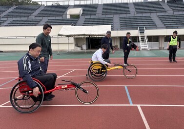 車いすレーサー体験のようす