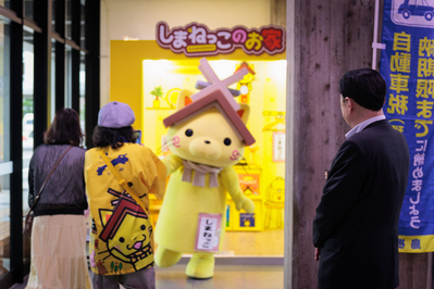 県庁グリーティングのようすを見守る知事