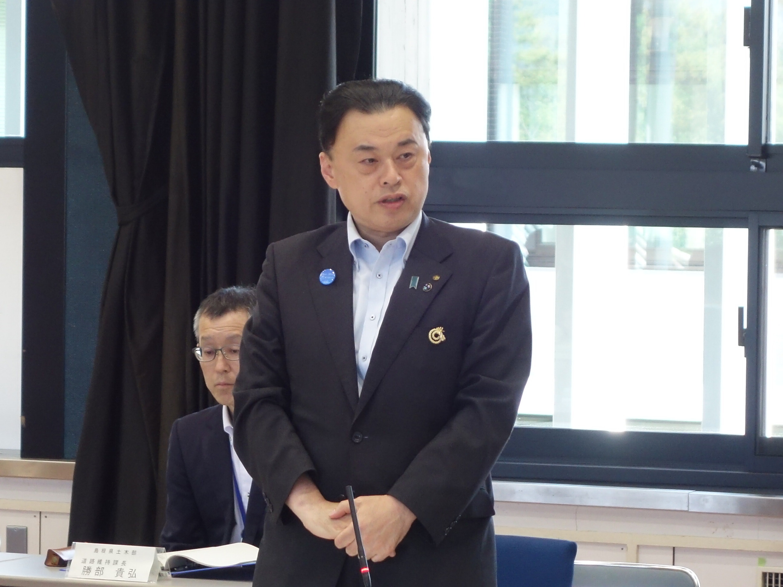 意見を述べる知事