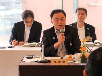 発言する知事