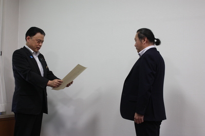 和田代表取締役社長へ賞状授与