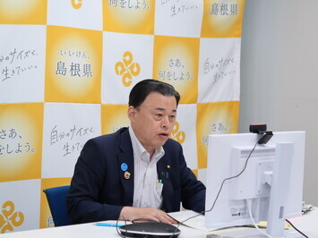 発言する知事