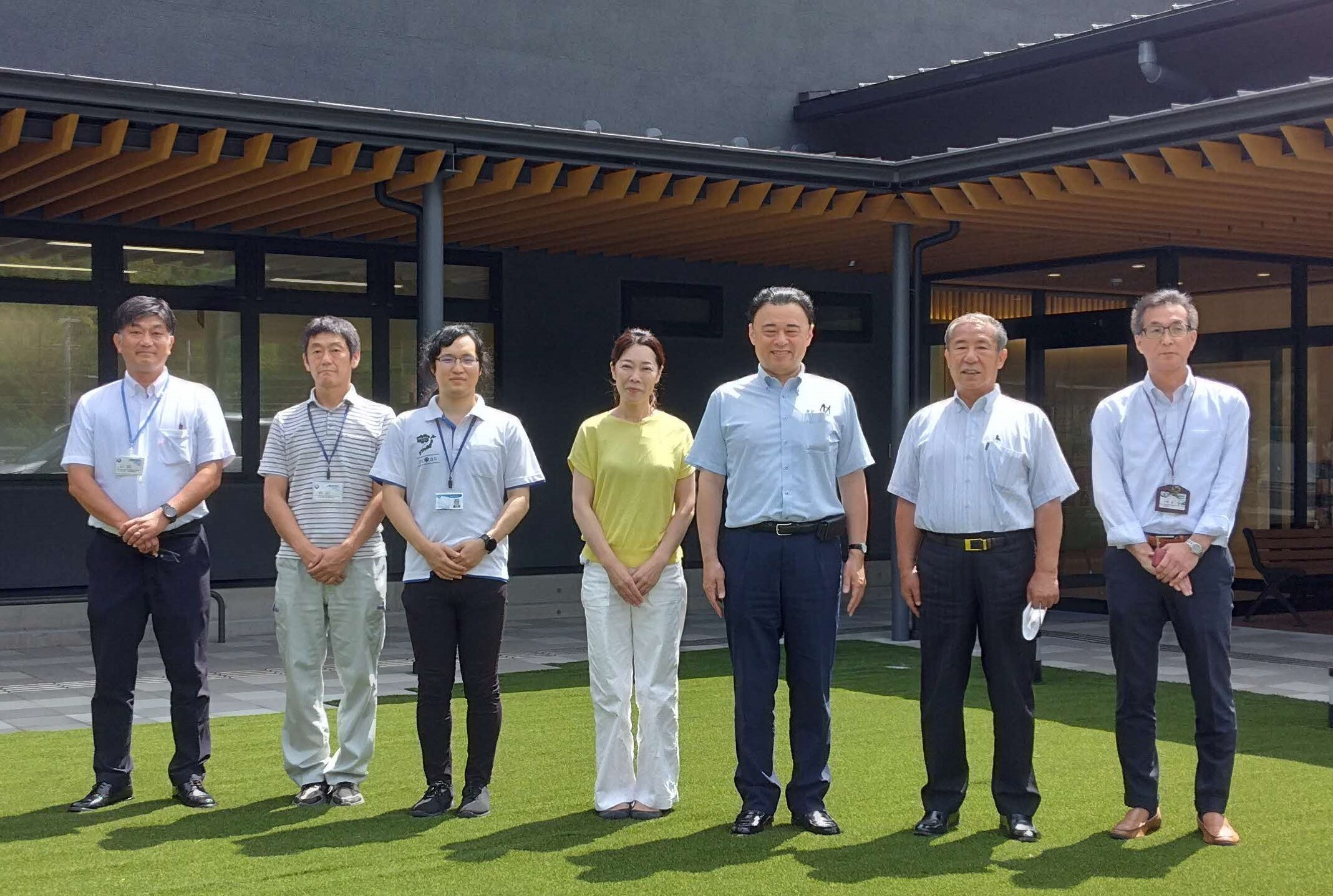 中出張所等複合庁舎前の広場にて職員の皆さんと