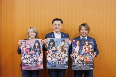 日高郁人さん（右）、青木いつ希さん（左）と