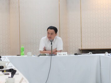 会議で発言する知事