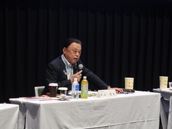 発言する知事