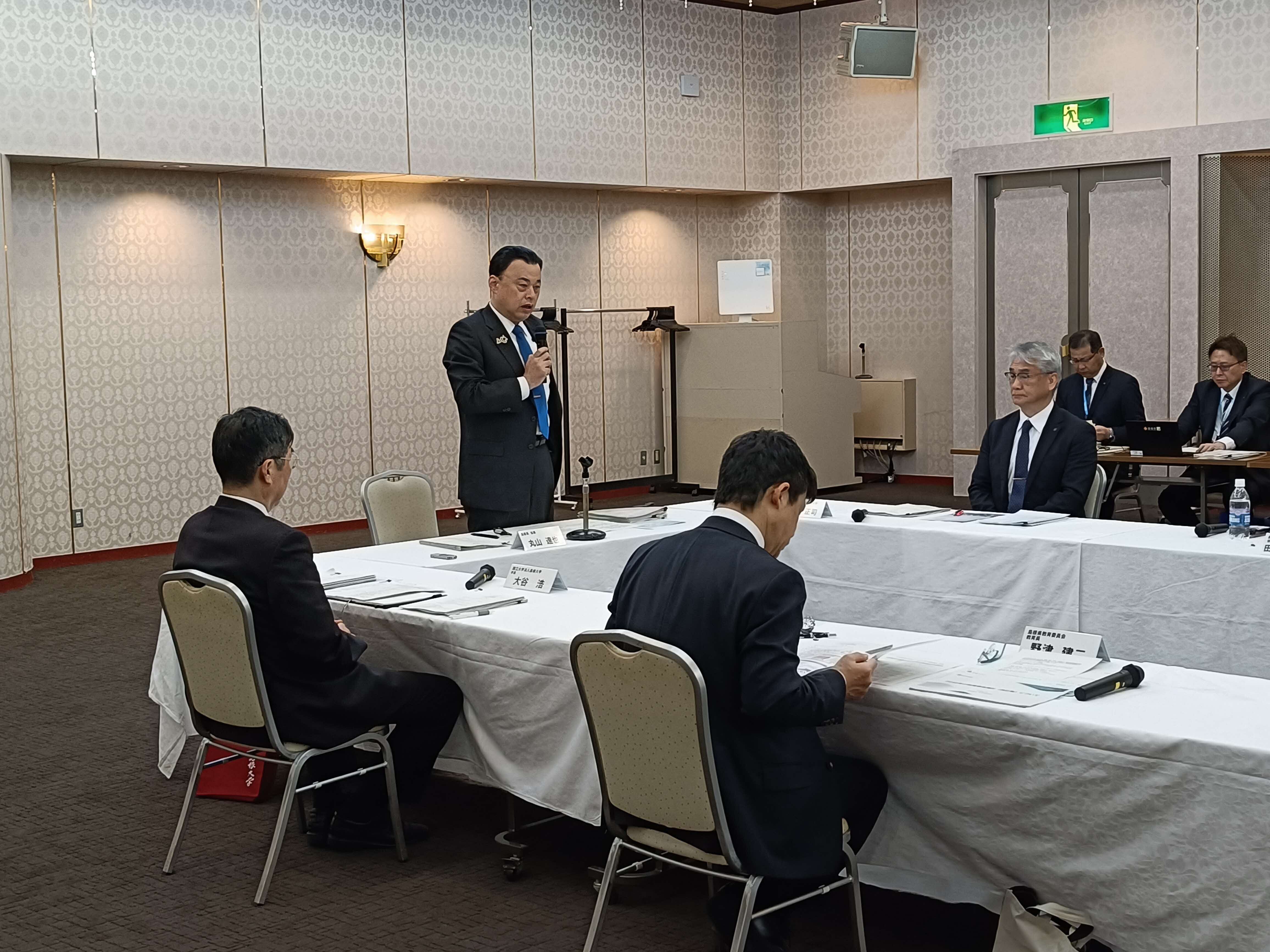 会議で発言する知事