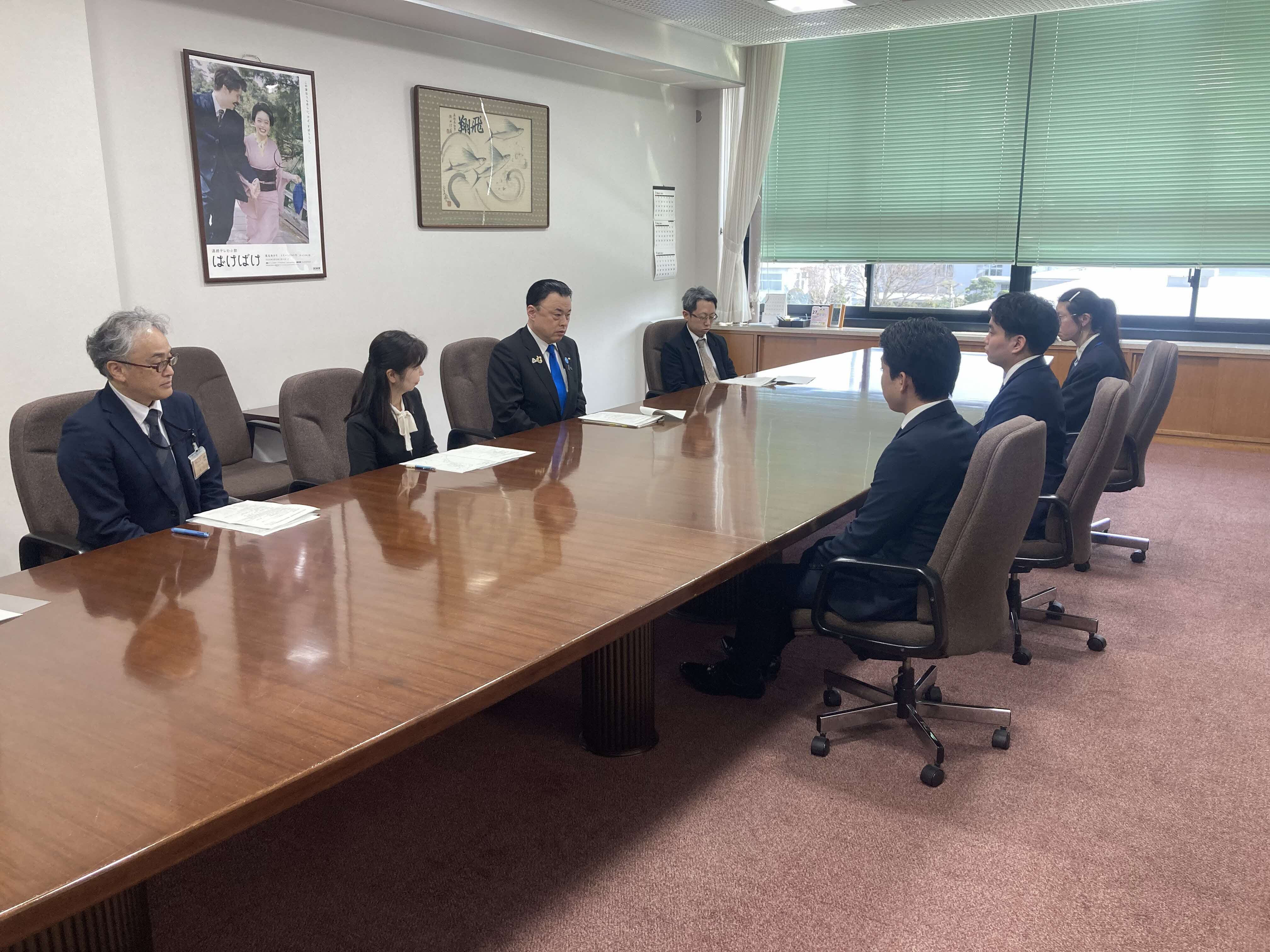 知事による激励のようす