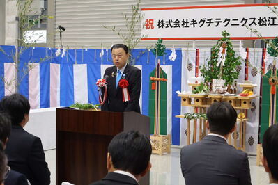 あいさつをする知事