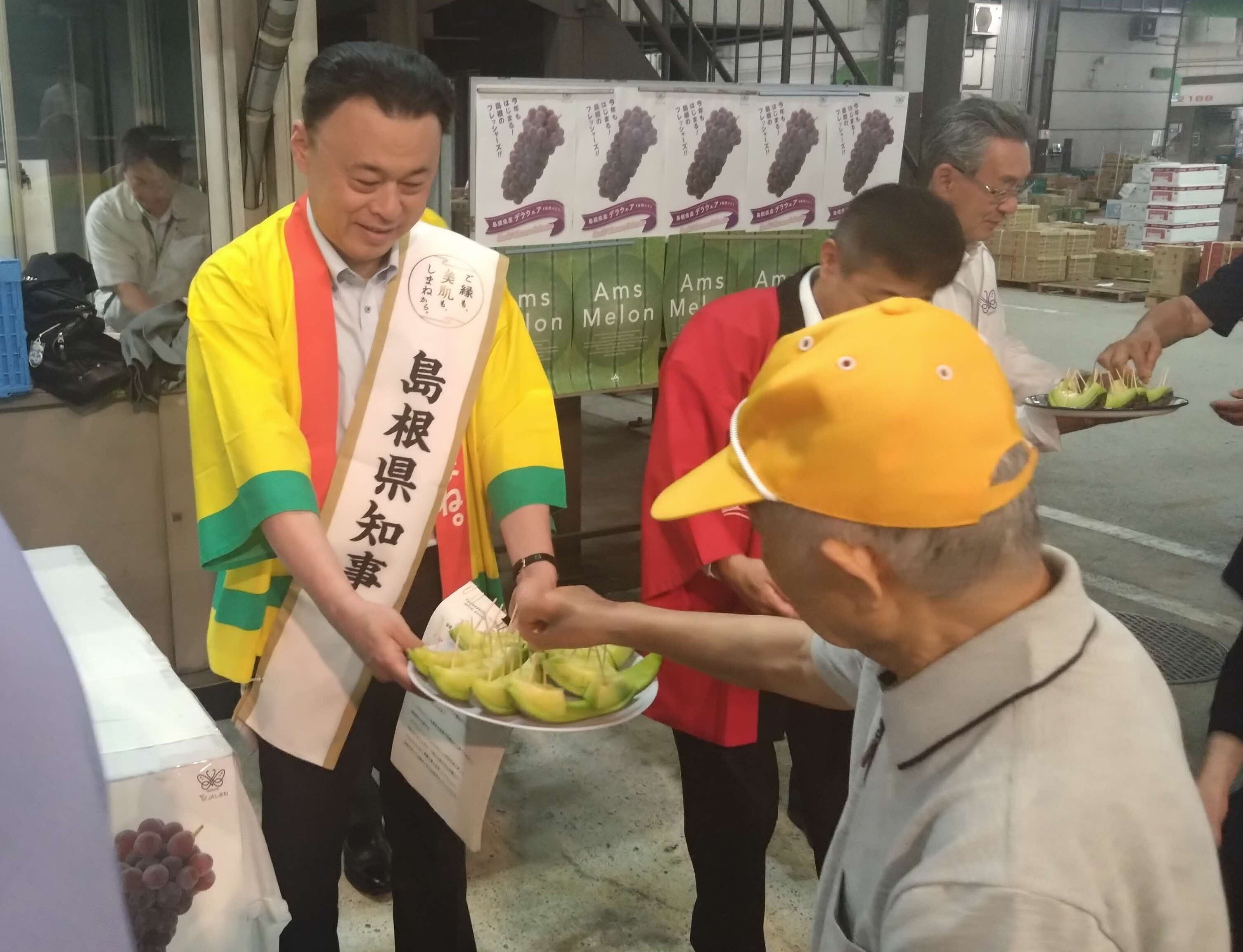 市場関係者へ試食配布するようす