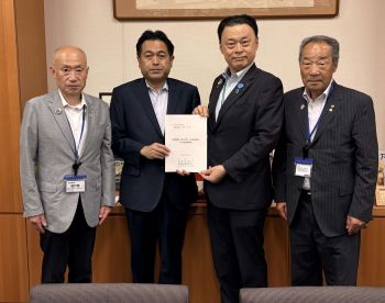 野中衆議院議員（左から２人目）